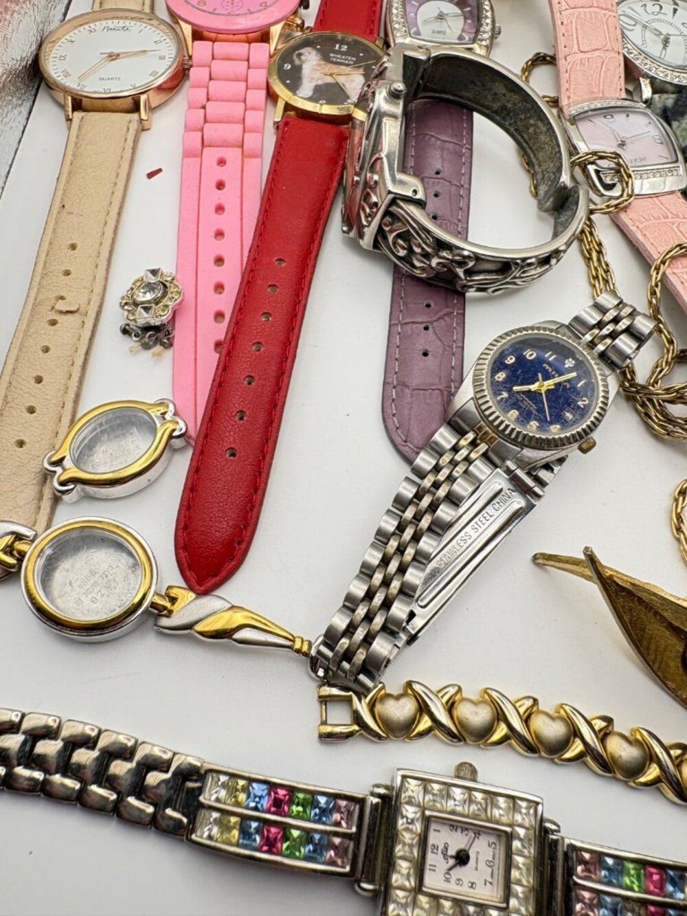 Lot of 18 Vintage Mixed Fashion Wristwatches Parts Repair Craft Lot - Picture 8 of 10
